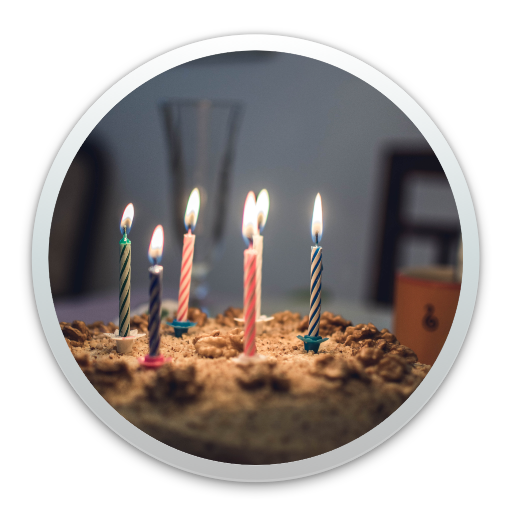 Ein Foto mit Kerzen auf einer Geburtstagstorte bei DJ-Postupa