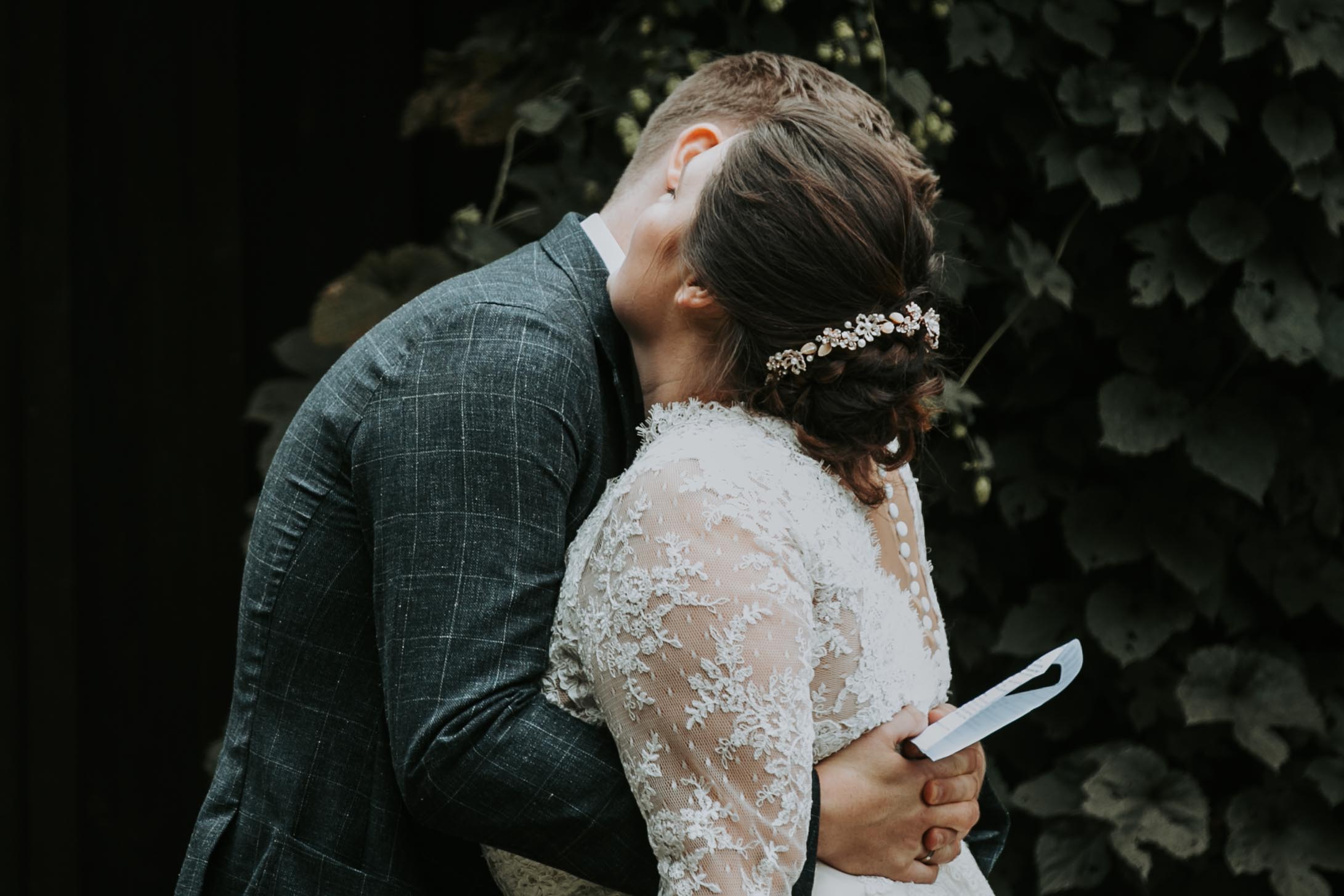 Eine Umarmung des Hochzeitspaares Alessa und Jonathan bei DJ-Postupa