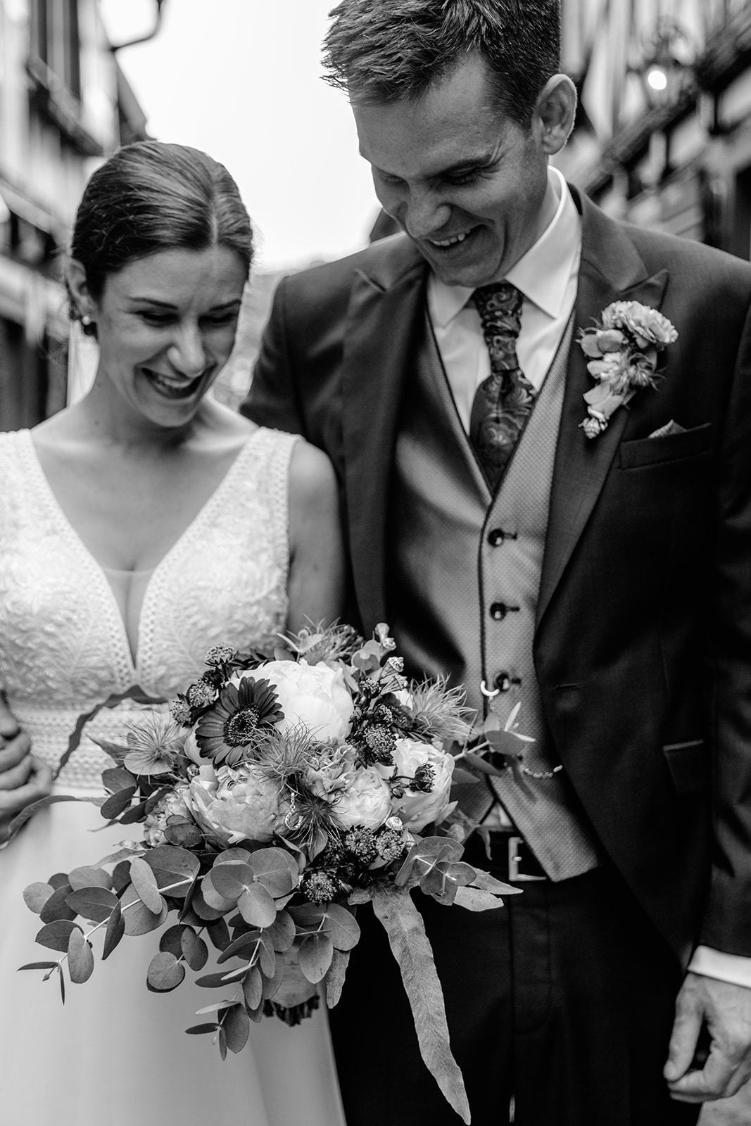 Eine Umarmung des Hochzeitspaares Alessa und Jonathan bei DJ-Postupa